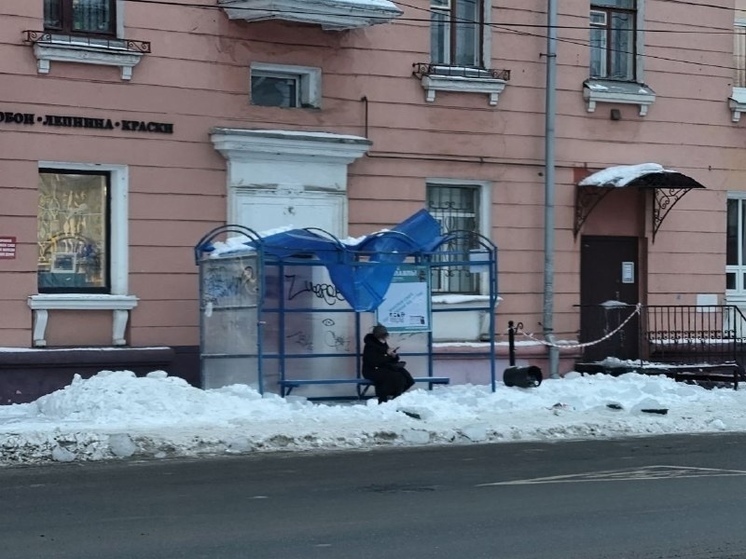 В Ярославле  рабочие, чистившие крышу здания, повредили автобусную остановку