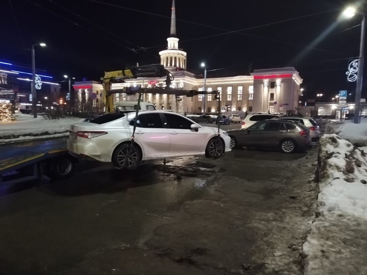 Очередную партию машин увезли с запрещенной стоянки у ж/д вокзала в Петрозаводске