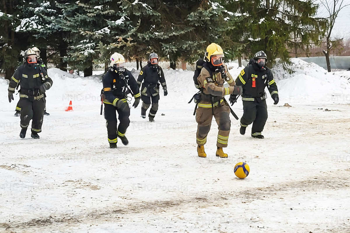 Костромские пожарные устроили футбольный матч на снегу в полной экипировке