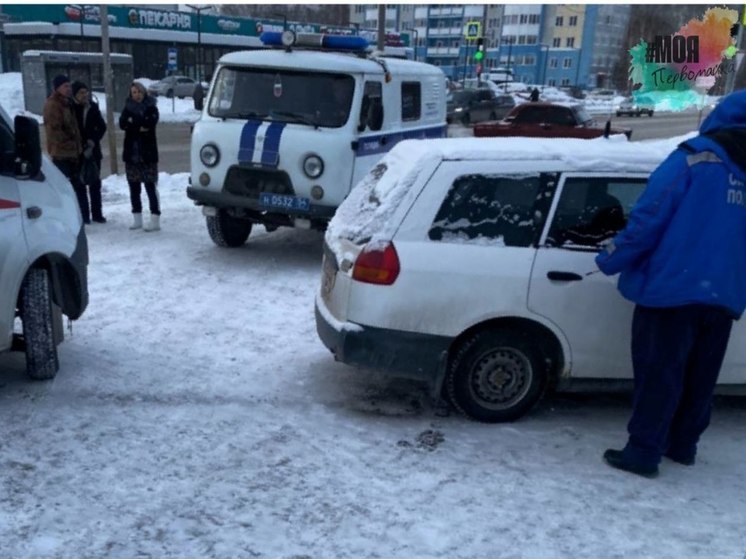 Труп мужчины нашли в машине возле остановки «Гимназия №8» в Новосибирске