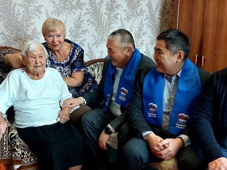Жительницу Железнодорожного района Улан-Удэ поздравили с вековым юбилеем