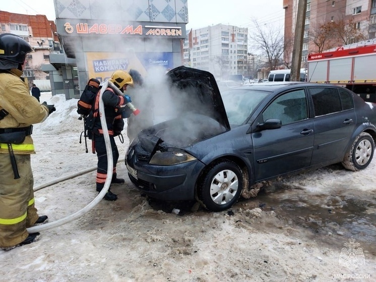 Иномарка загорелась на улице Ленинградской в Вологде