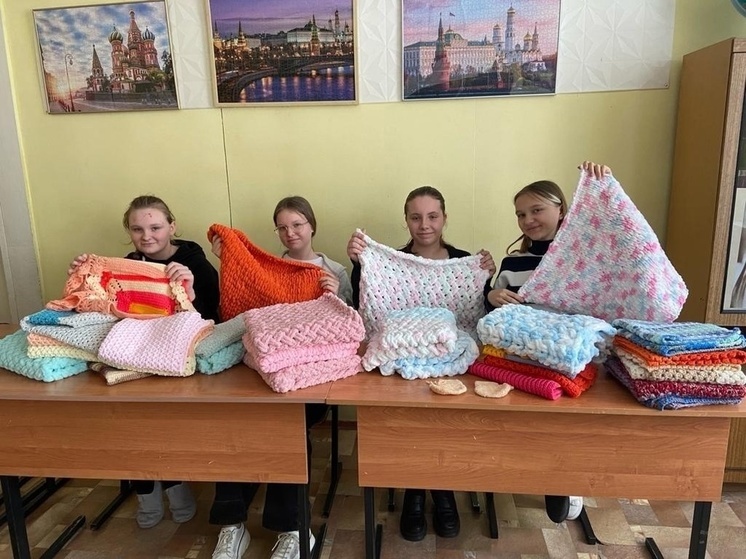 Школьники в Суздальском районе вяжут вещи для новорожденных