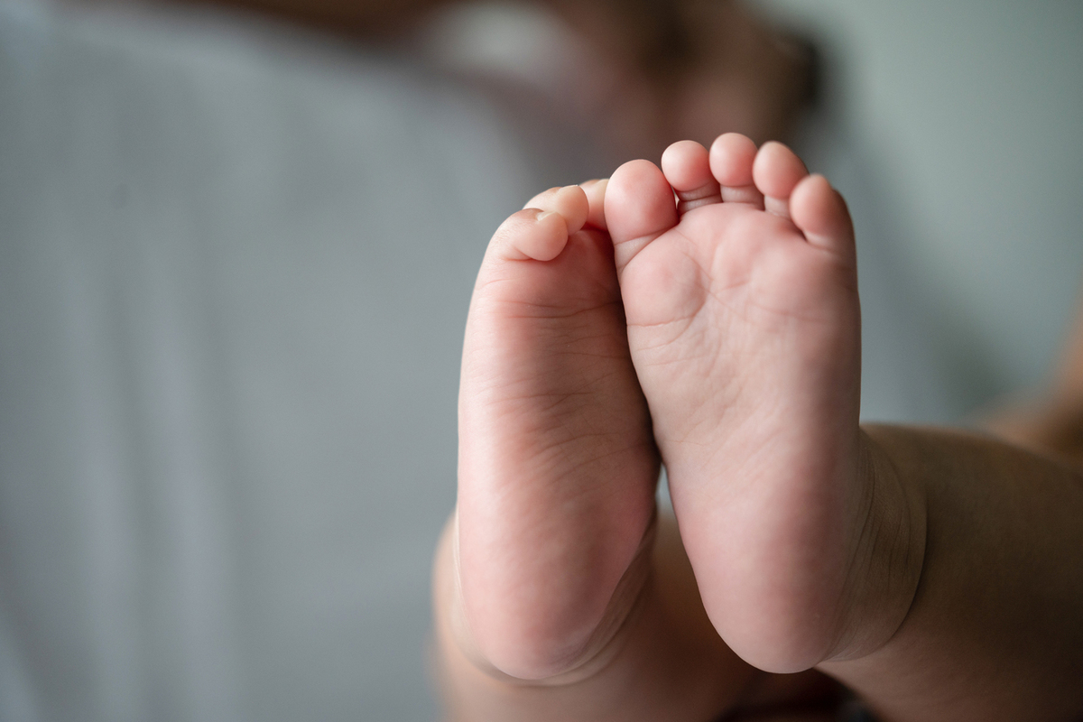 К чему снится ноги ребенка. Ножки младенца. Обмываем ножки новорожденного картинки. Фото маленьких ножек новорожденных детей. Обмыть ножки при рождении ребенка.