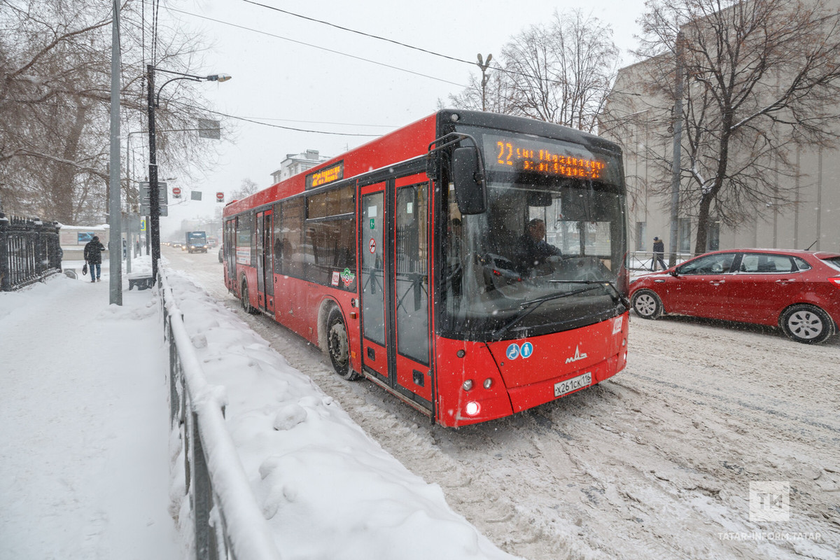В казани автобусы ездят. 89 Автобус Казань. Красный автобус. Красный автобус Казань. Автобус зимой.