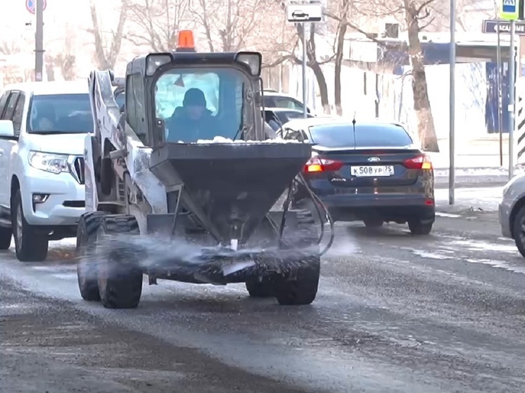 Новым реагентом начали плавить снежный наст на дорогах в Чите