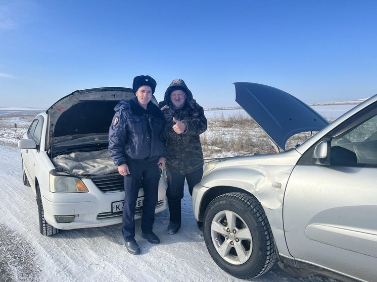 В Бурятии полицейский помог починить сломавшийся на трассе автомобиль