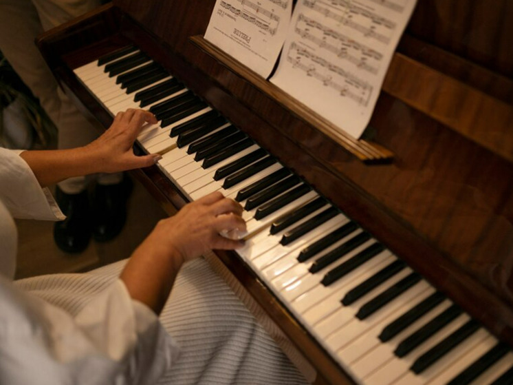 Названо неожиданное воздействие игры на фортепиано и хорового пения на здоровье