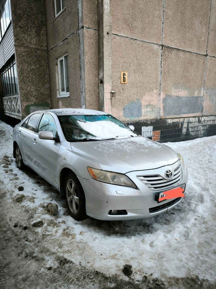 Упавший с крыши снег разбил автомобиль в Петрозаводске