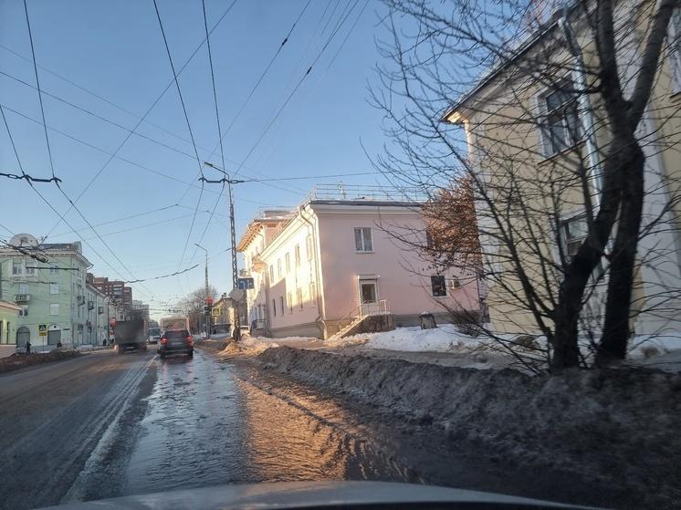 Четыре улицы в Петрозаводске ушли под воду из-за аварии на сетях