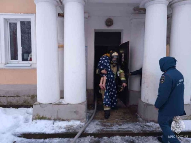 Пожарные спасли шесть человек из горящей квартиры в Боровичах