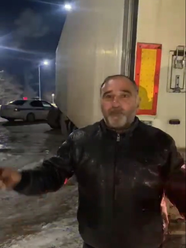 Полицейские Ставрополья выручили на трассе иностранца-водителя фуры с фруктами