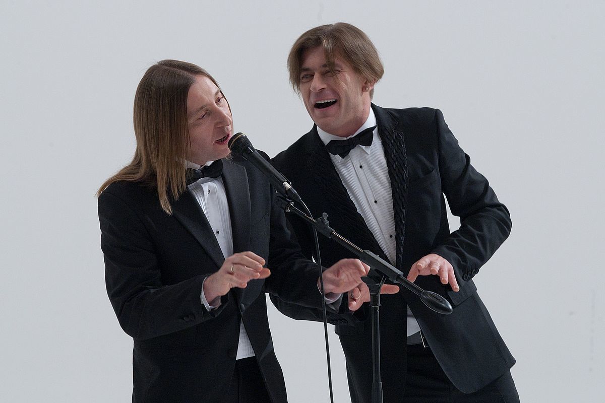 разговор с коллективом. группа людей думает.