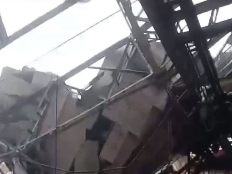 В Электростали на территории завода рухнула крыша в одном из цехов