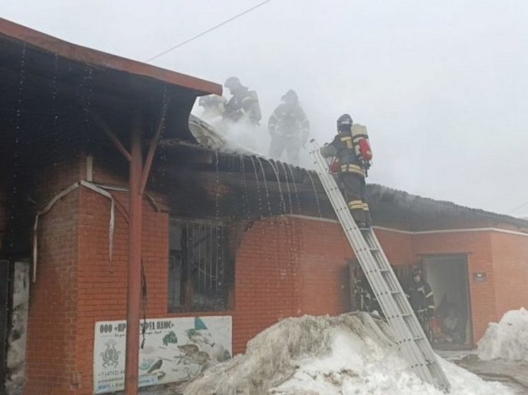 В Курске сгорело помещение склада на улице Пирогова