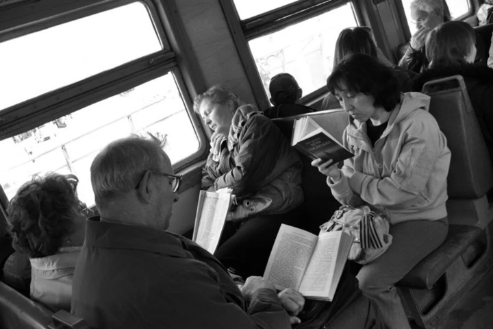 В костромском райцентре Буй раздают книги пассажирам поездов