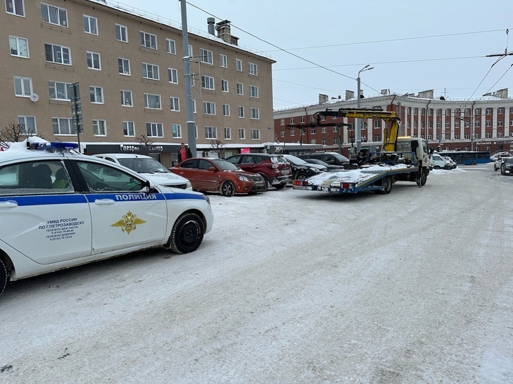 Выяснилось, кто и куда увозит автомобили с парковки у ж/д вокзала в Петрозаводске