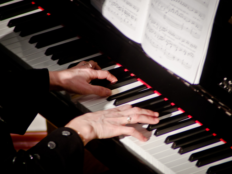В Челябинске детей с нарушениями зрения будут учить игре на пианино