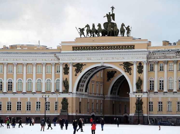 Руфер забрался на скульптуру коня на здании Главного штаба в Санкт-Петербурге