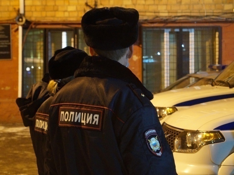 Подросток из Омска разбил ногой стекло в теплой остановке