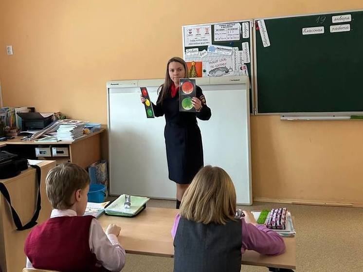 Сотрудники Госавтоинспекции провели занятие с учениками школы №41 в Рязани