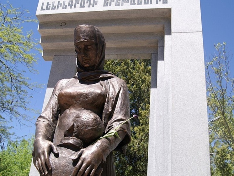 К памятнику детям блокадного Ленинграда в Ереване возложили новые венки