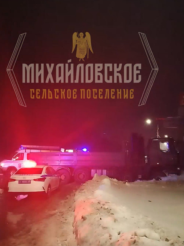 Под Тверью спасатели деблокировали людей из искореженной легковушки