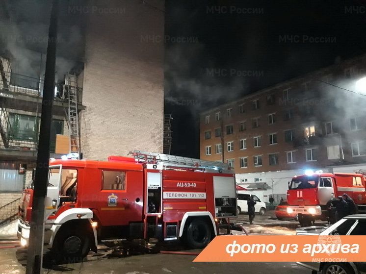 В ночь на 30 января в Волосово загорелось здание, огонь охватил 200 «квадратов»
