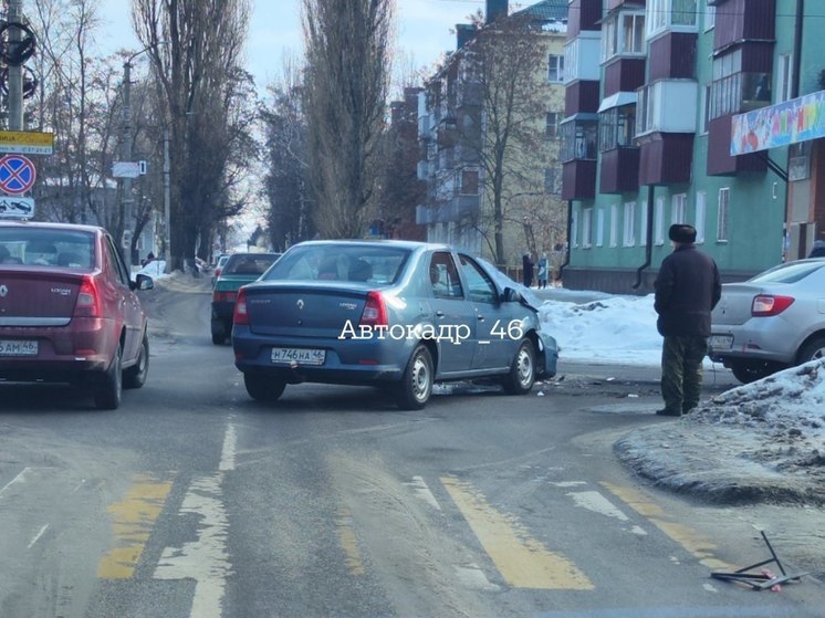 В Курске на улице Резиновой столкнулись две легковушки