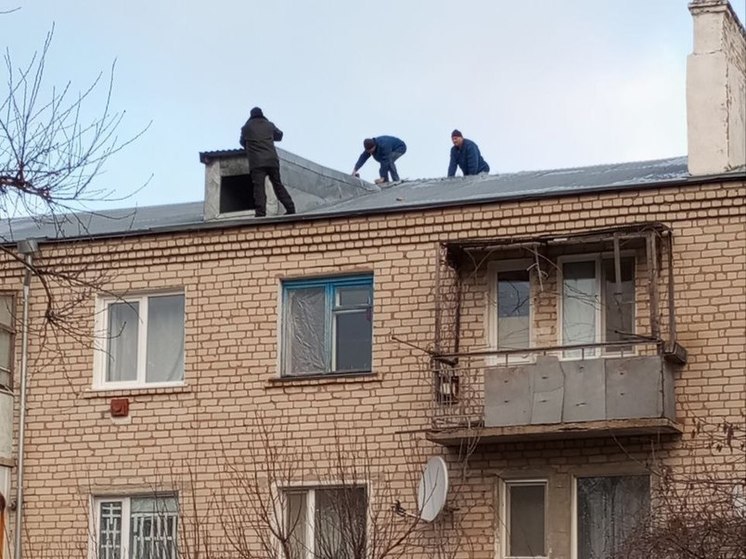 В Новой Каховке восстановили разрушенную после обстрела ВСУ кровлю дома