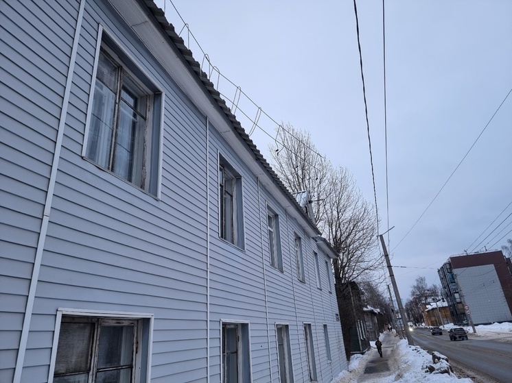 Глыба снега проломила ограждение на крыше дома в Петрозаводске и рухнула вниз