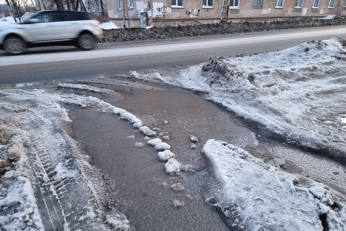 шел по дороге пешеход. переходить дорогу. человек переходящий дорогу. дети переходят улицу. шел по дороге пешеход.