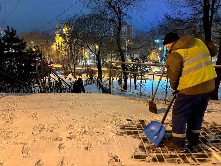 Дорожники Владивостока расчищают город от снега с раннего утра