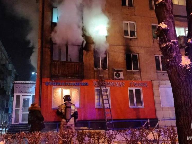Пятнадцать человек спаслись из горящего дома в Новокузнецке