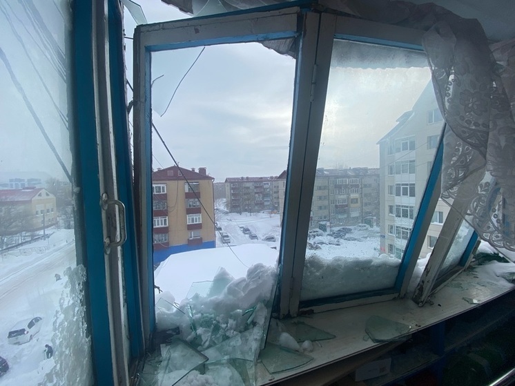 «Снежная лавина» с крыши проломила балкон жительнице Южно-Сахалинска