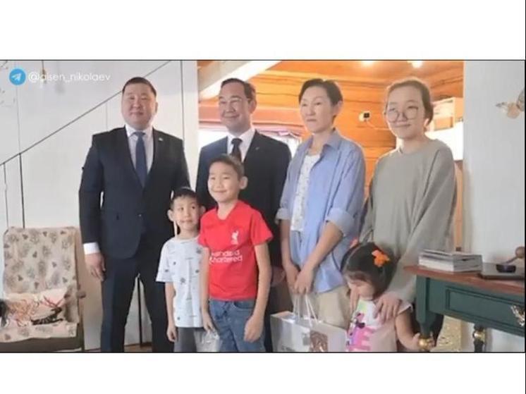 Глава Якутии посетил семью военнослужащего в Чурапче