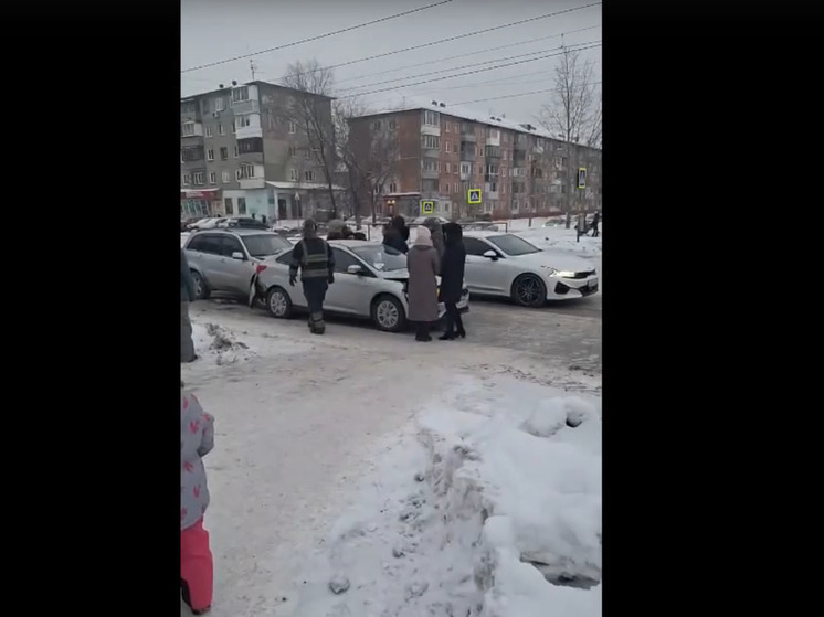 Два человека пострадали в массовом ДТП в Барнауле
