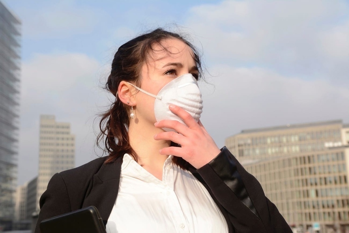 Грязный воздух. Плохая экология. Загрязнение воздуха человеком. Смог люди в масках. Неприятно дышать