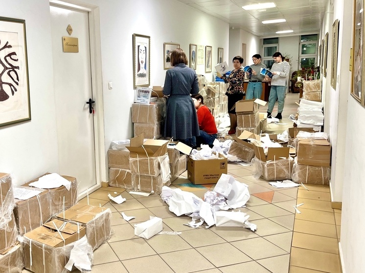В Этнокультурный центр НАО доставили 97 коробок с книгами