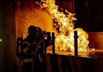 Специалисты устраняют пожар на складе по хранению обуви в Судогодском районе Владимирской области, передает пресс-служба ГУ МЧС по региону