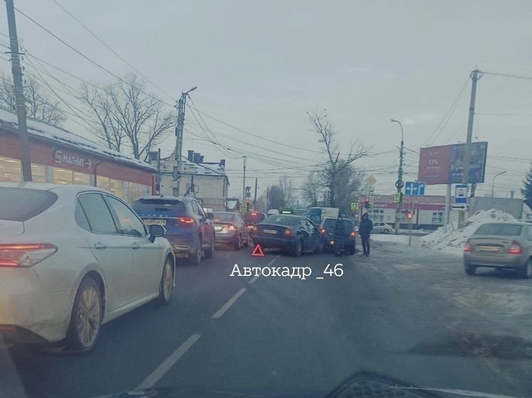 В Курске на улице Малых образовалась автомобильная пробка