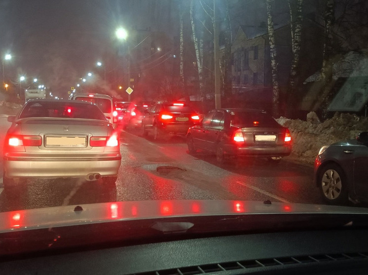 На проезжей части в Заволжском районе Твери образовалась опасная яма
