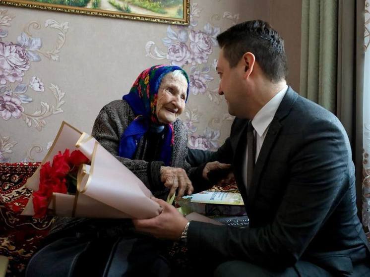 Глава Новомосковска Бутов поздравил жительницу со 101-летием