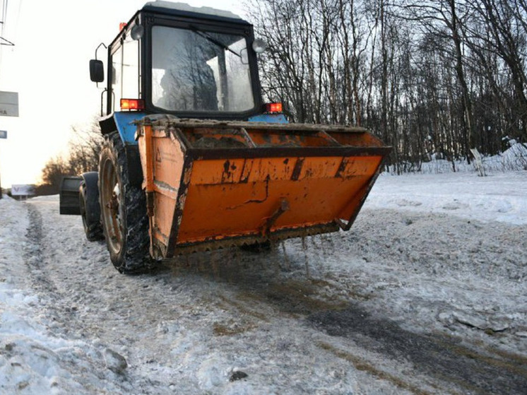 Мурманские тротуары обрабатывают противогололедными материалами