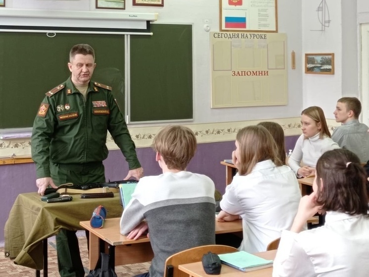Школьникам Серпухова рассказали о сборке автомата и пистолета