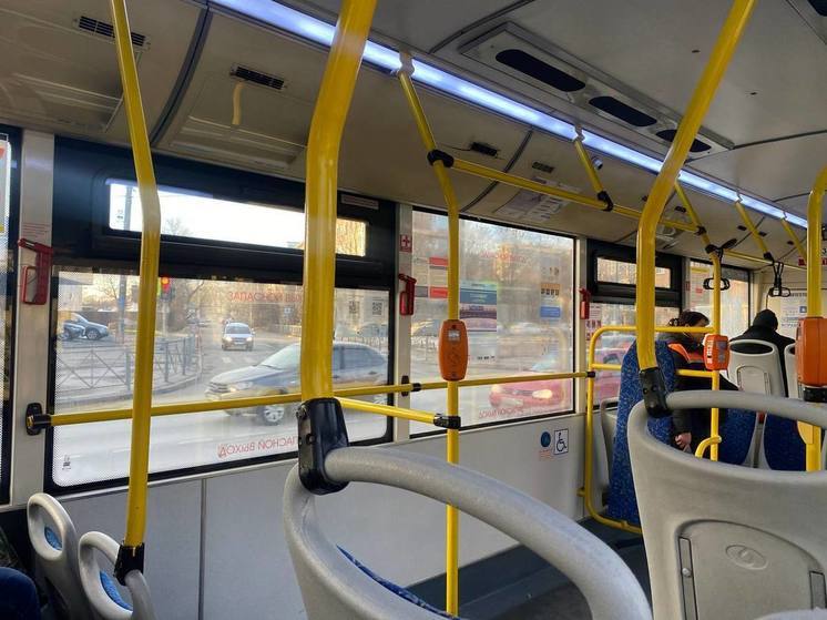 Стало известно, зачем в ленинградских автобусах нужно дважды прикладывать проездной к валидатору