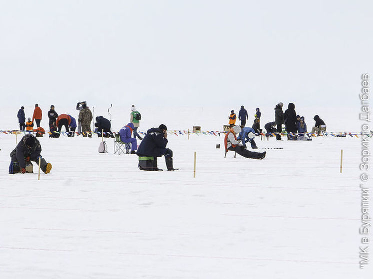 На Байкале в Бурятии началась зимняя рыбалка на омуля