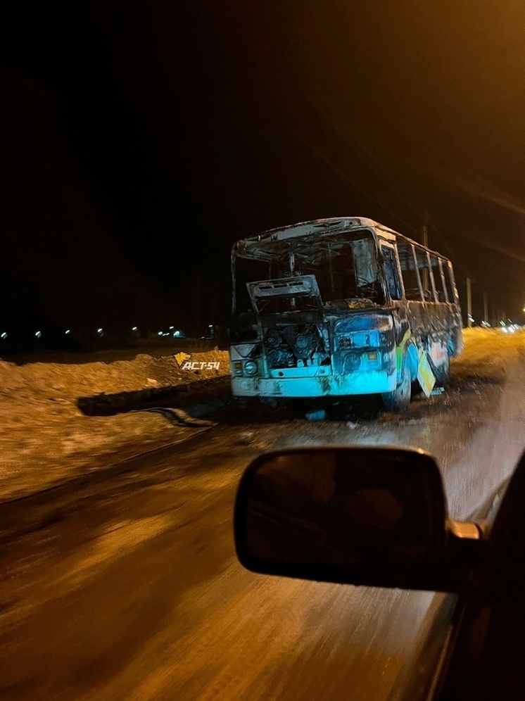 Пассажирский автобус сгорел на конечной остановке под Новосибирском