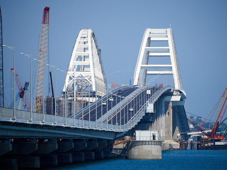 Движение автотранспорта по Крымскому мосту временно перекрыто по неизвестным причинам