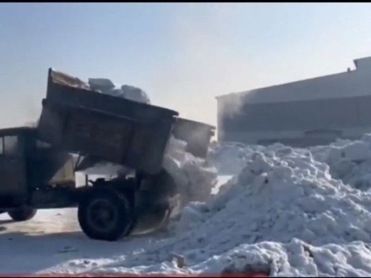 В центре Улан-Удэ вываливают снег и мусор